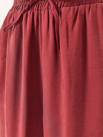 Completo pantalone di Bianco Lucci in rosso
