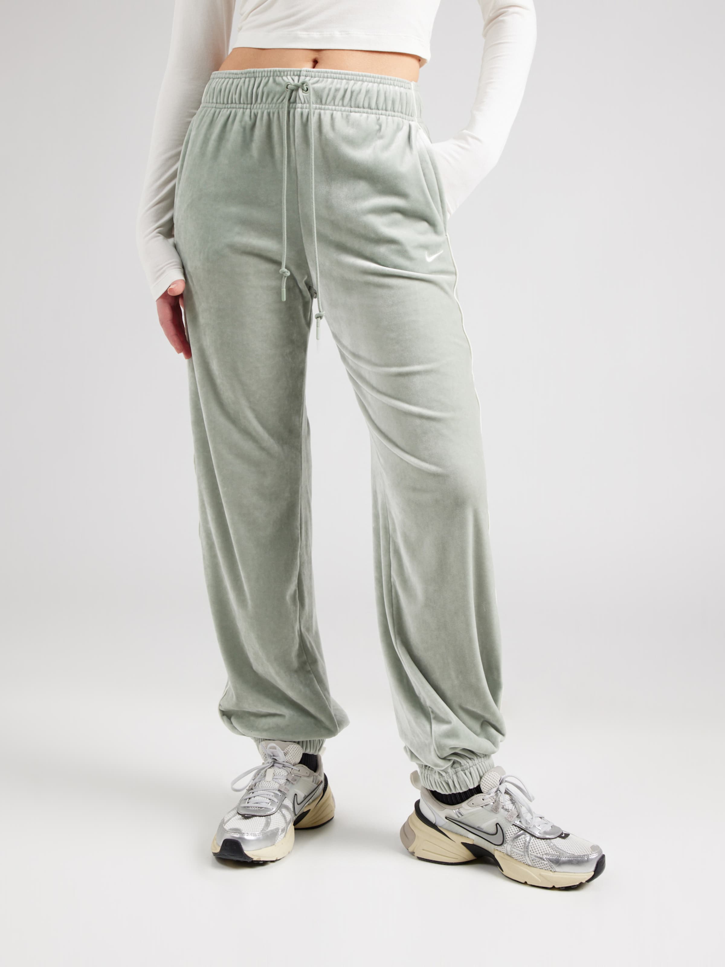 Nike Sportswear Tapered Pantaloni in Giada ABOUT YOU