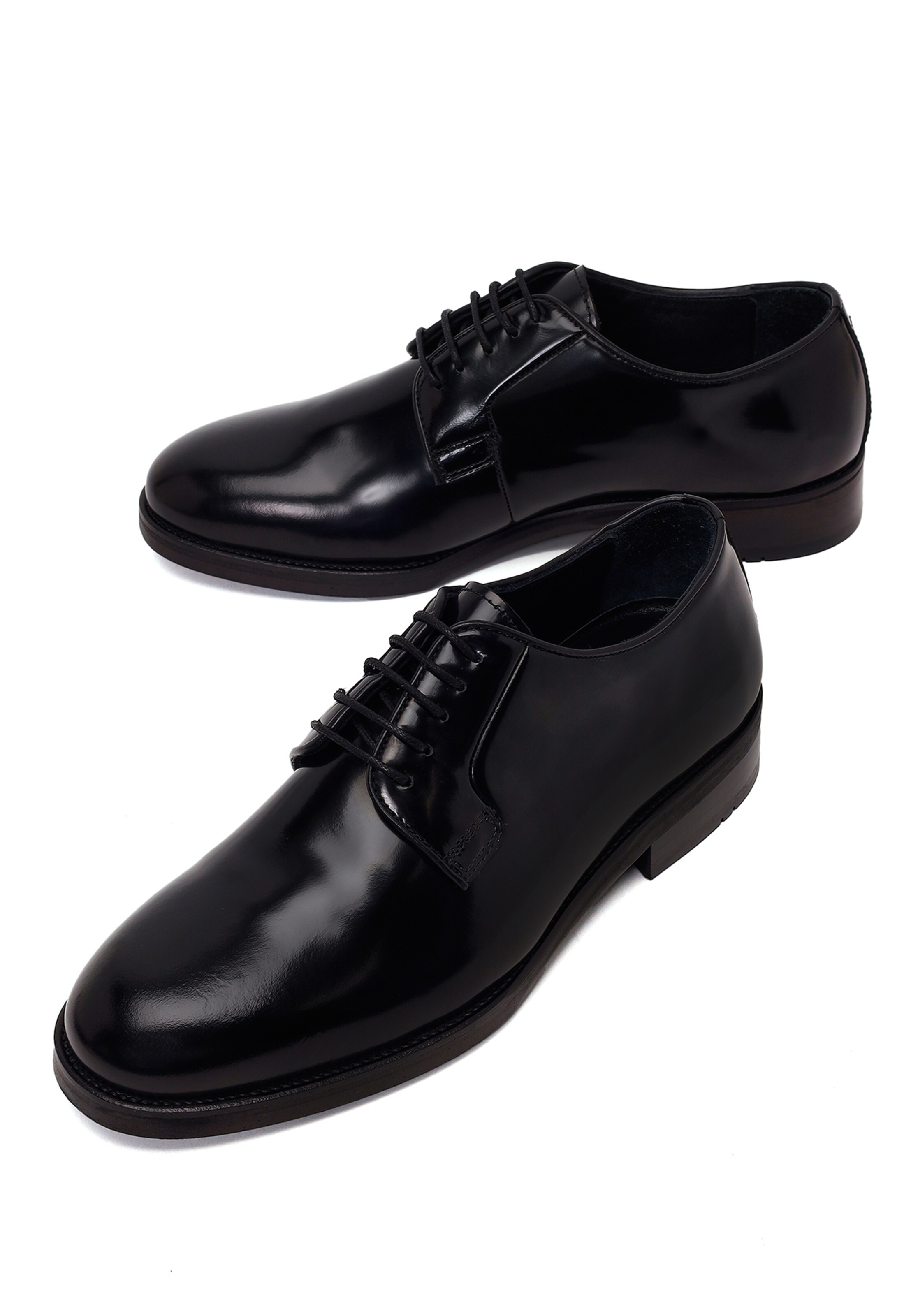 Scarpa stringata di Derimod in nero