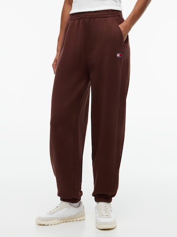 Tommy Jeans Конический (Tapered) Штаны в Коричневый: спереди