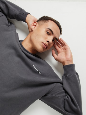 Abercrombie & Fitch Sweatshirt in Grey