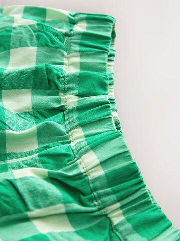 Next Regular Shorts in Grün