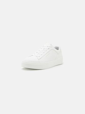 Baskets basses bugatti en blanc