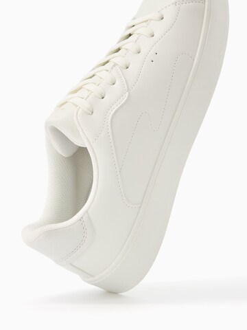 Baskets basses Bershka en blanc