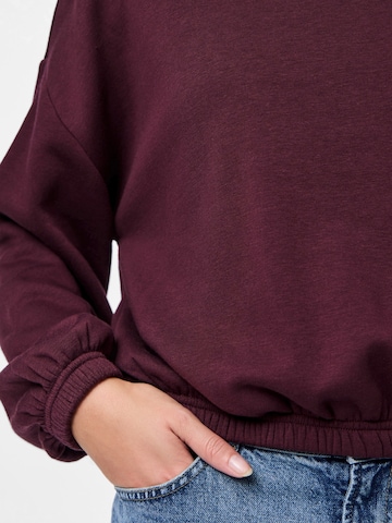 Sweat-shirt 'PCROBBLE' PIECES en rouge