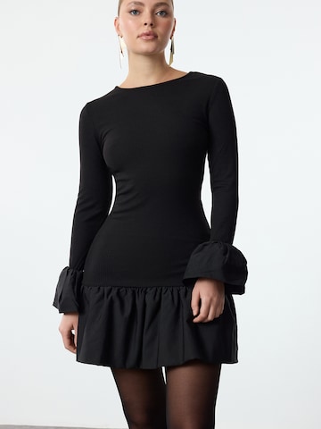 Trendyol Рокля в черно: отпред