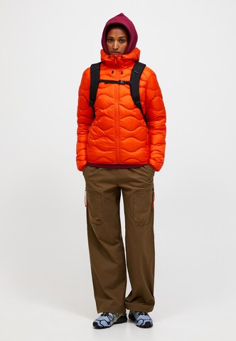 PEAK PERFORMANCE Between-Season Jacket in Orange: front