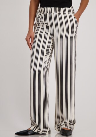 monari Regular Pants in Black: front