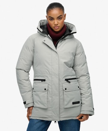 Parka mi-saison Superdry en gris : devant