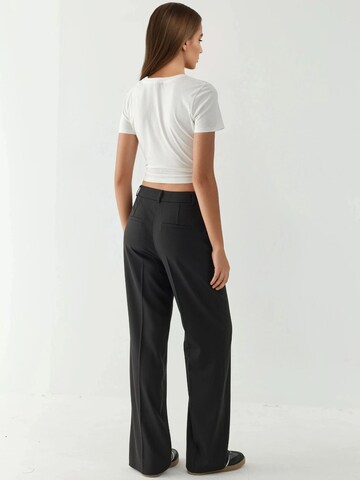Hiccup Regular Trousers in Black