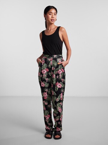 Effilé Pantalon 'NYA' PIECES en vert