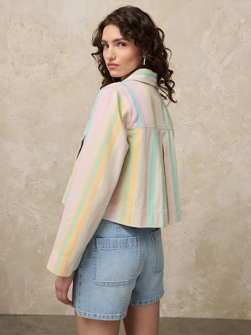 Next Välikausitakki värissä monivärinen