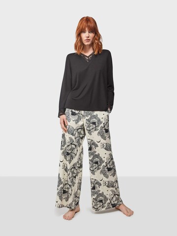 Pigiama di Gisela in nero: frontale