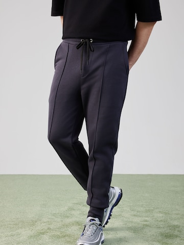 ABOUT YOU x Rewinside Tapered Byxa 'Mats' i grå: framsida