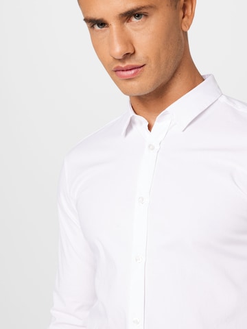 HUGO Red - Ajuste estrecho Camisa 'Ero3' en blanco