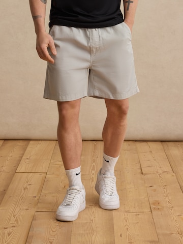 DAN FOX APPAREL Regular Shorts 'Vitus' in Grau: predná strana