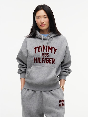 TOMMY HILFIGER Sweatshirt 'Varsity' in Grau: Vorderseite