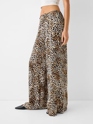 Bershka Wide leg Byxa i brun