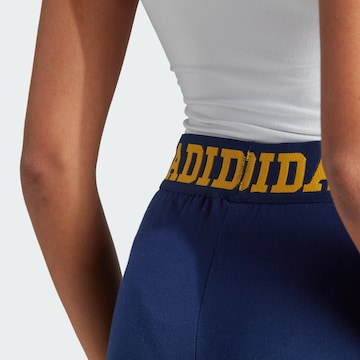 ADIDAS ORIGINALS Skinny Fit Панталон 'Logo Waistband Booty' в синьо