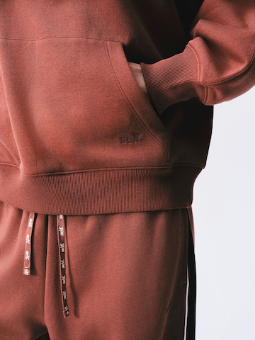 self. - Sudadera en marrón