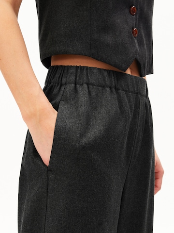 ARMEDANGELS Loosefit Hose JONVAALIE PREMIUM MEL. in Grau