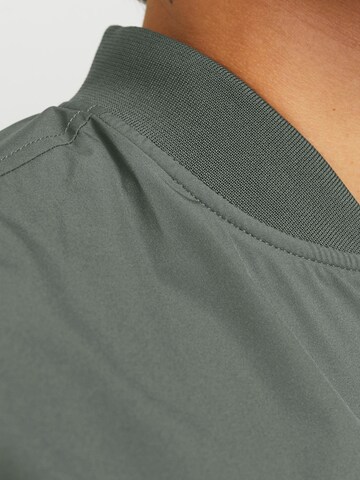 JACK & JONES Φθινοπωρινό και ανοιξιάτικο μπουφάν 'JJECharge' σε πράσινο