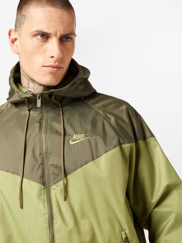 Nike SportswearPrijelazna jakna - zelena boja