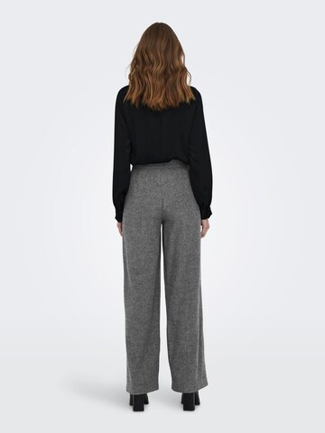 Wide leg Pantaloni con pieghe 'CORA' di ONLY in grigio