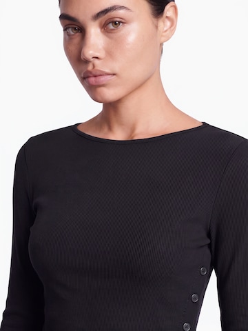 ABOUT YOU Tričko 'Carolin' - Čierna