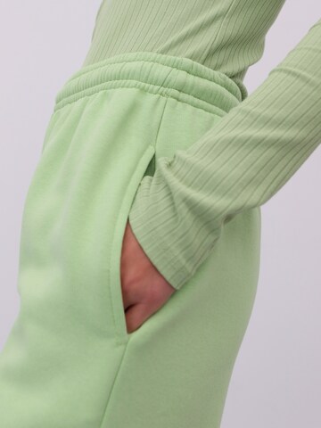 Tapered Pantaloni 'Riley' di EDITED in verde