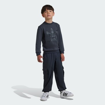 ADIDAS ORIGINALS - Fato de jogging em cinzento