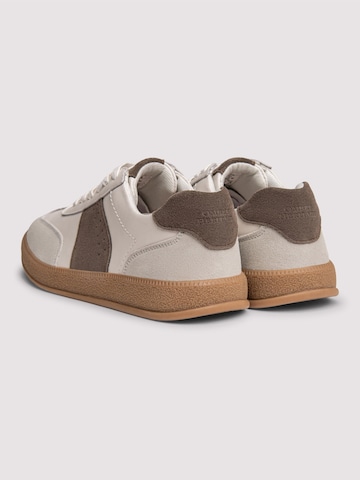 Pantofi de la Ombre pe alb