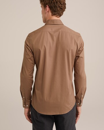 Slim fit Camicia di WE Fashion in marrone