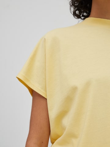 EDITED T-shirt 'Keela' i gul