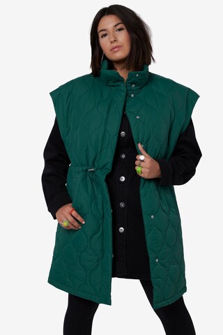 Studio Untold Between-Season Jacket in Green: front