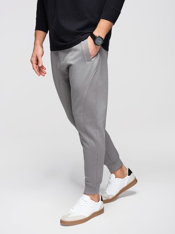 Effilé Pantalon de sport Ombre en gris