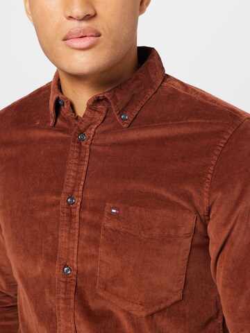 TOMMY HILFIGER Regularny krój Koszula w kolorze brązowy