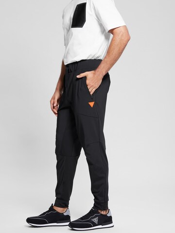 GUESS Tapered Hose in Schwarz