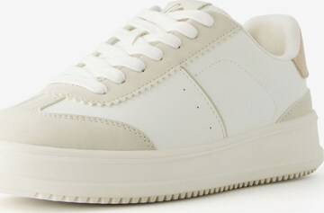 Bershka Sneakers in White: front