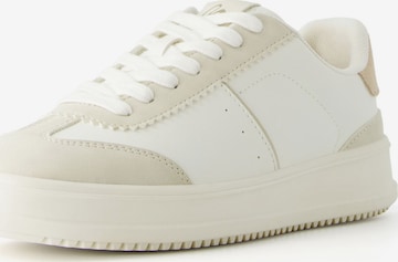 Baskets basses Bershka en blanc : devant