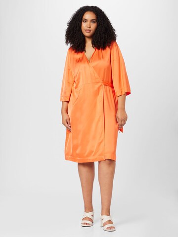 Selected Femme Curve Jurk 'Franziska' in Oranje: voorkant