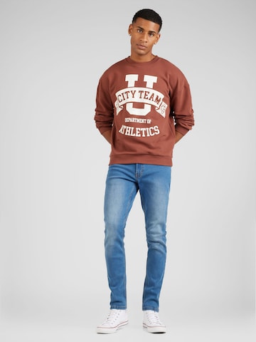 Sweat-shirt 'Rocco' ABOUT YOU en marron