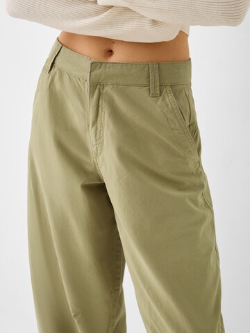 BershkaLoosefit Chino hlače - zelena boja