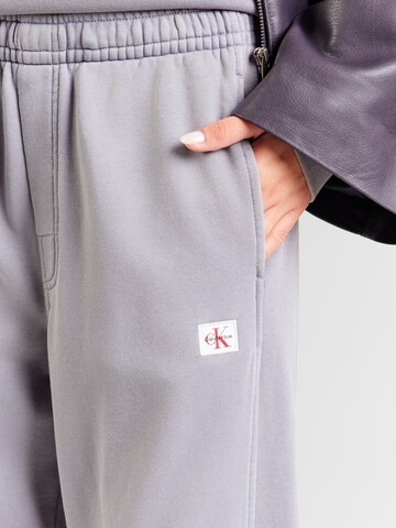 pilka Calvin Klein Jeans Plačios klešnės Kelnės