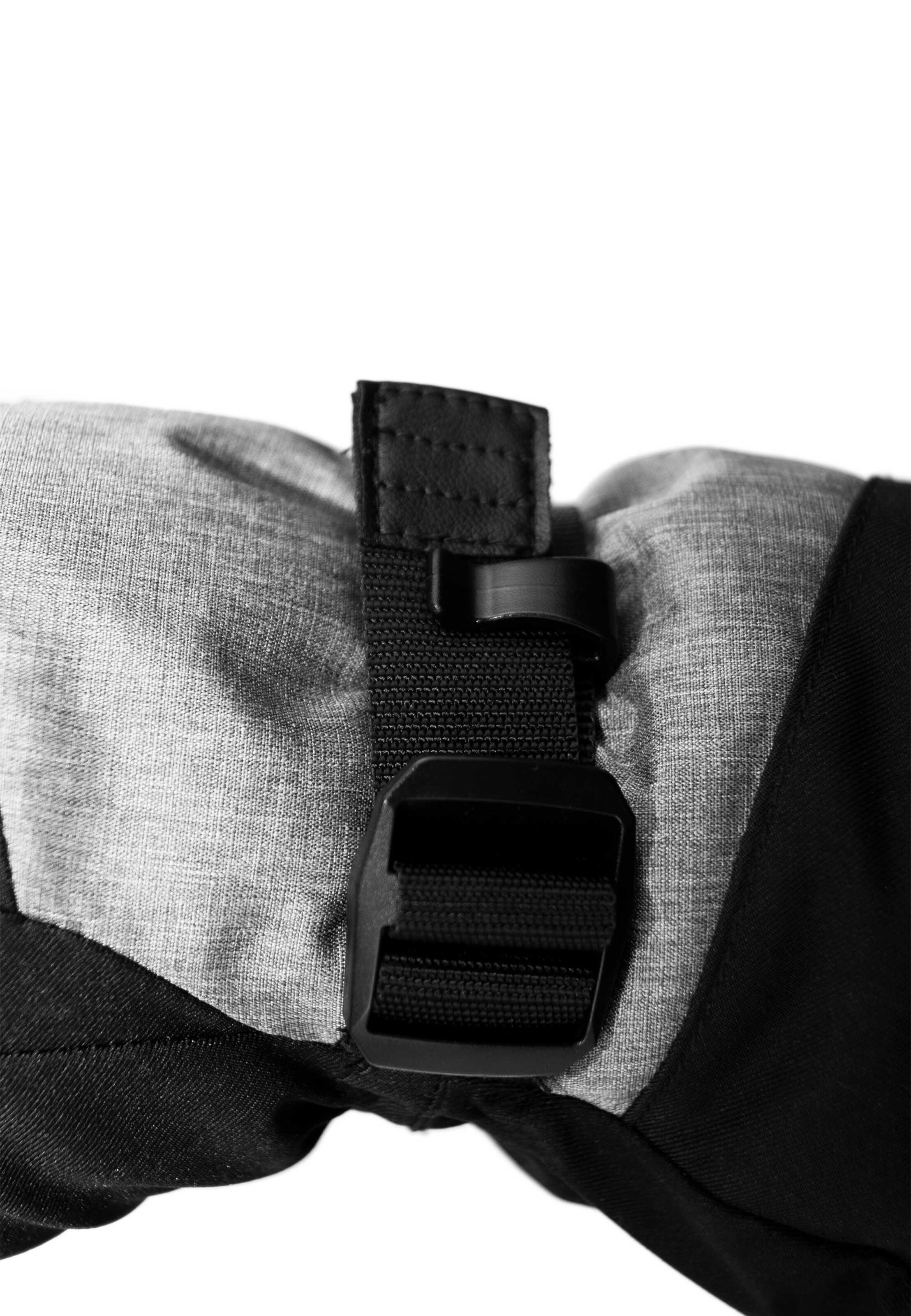 REUSCH Athletic Gloves 'Demi' in Black