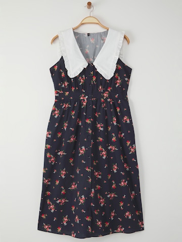 Abito camicia di Trendyol Curve in colori misti: frontale