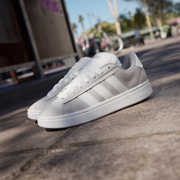 ADIDAS SPORTSWEAR Σνίκερ χαμηλό 'Grand Court Alpha 00s' σε γκρι
