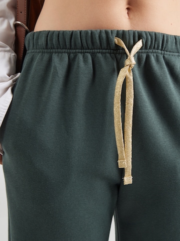 PIECES Дънки Tapered Leg Панталон 'PCCHILLI' в зелено
