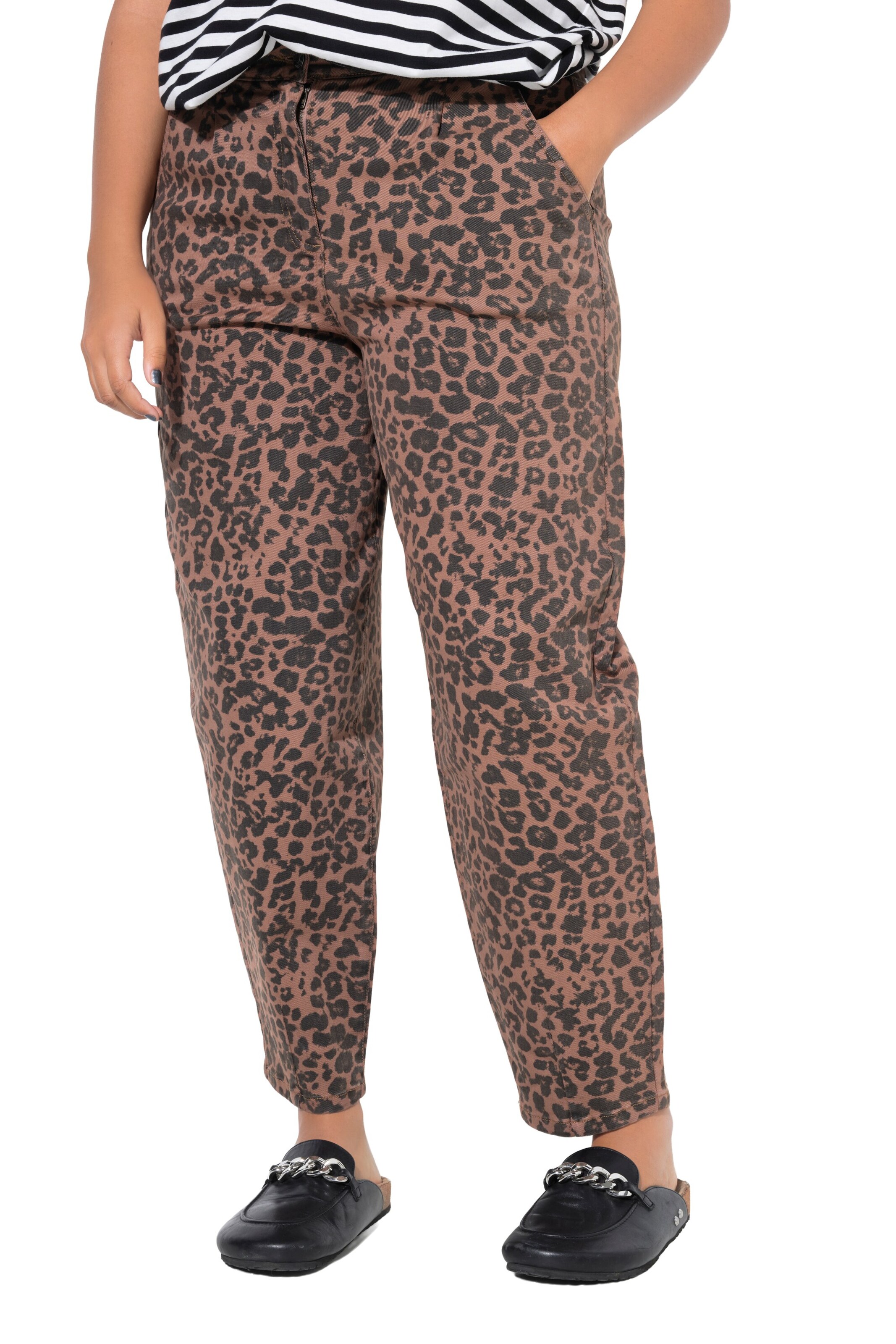 Studio Untold Tapered Jeans in Brown: front