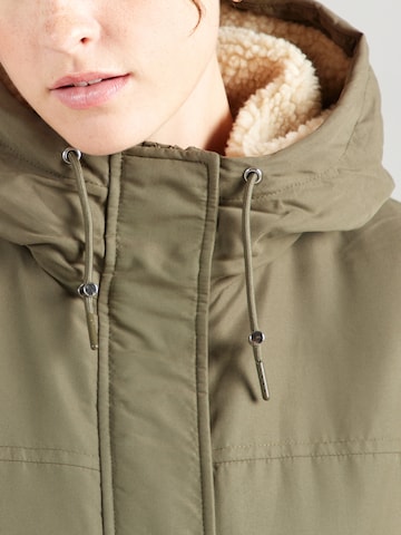 Vero Moda Curve Winterparka 'VMCALMA' in Grün